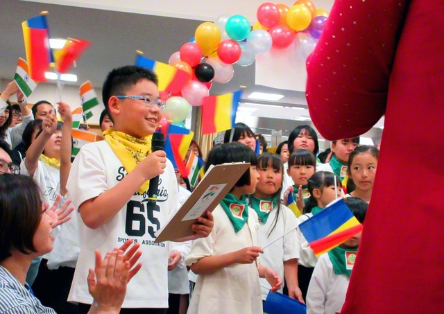 歓迎セレモニーでは「きぼう☆みらい合唱団」の代表が、SGIの友に英語で語りかけた（5月23日、道央文化会館で）