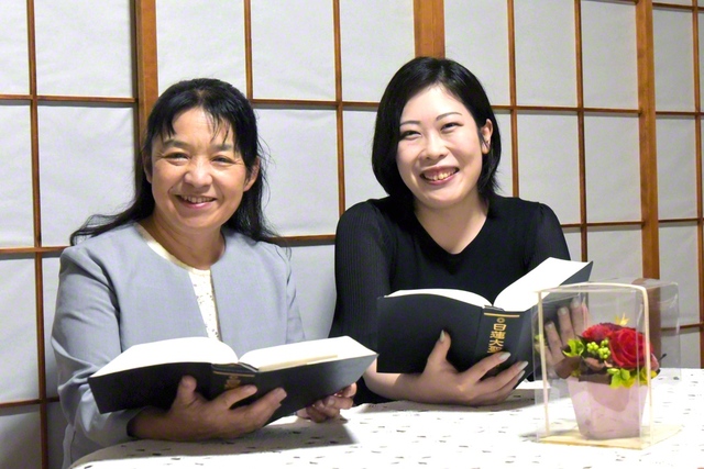教学研さんに励む岡安さん㊨と梅野さん