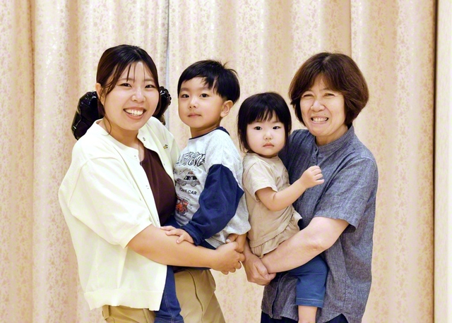 西嶋さん（左端）が家族と。母の盛子さん（右端）は「身近な人が一緒に信心してくれるって本当にうれしくて！　同志として、娘と『祈ると変わるね』って語り合えることが喜びです。私もますます頑張らなくちゃ」