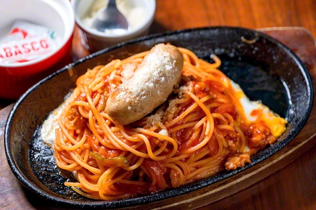 愛媛西条てっぱんナポリタン（レギュラー1463円）。西条の名物グルメに生ソーセージをのせ、特製ソースでマルブン流にアレンジ