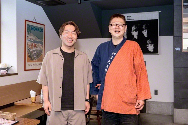 マルブン五代目の眞鍋一成さん㊧と店内で