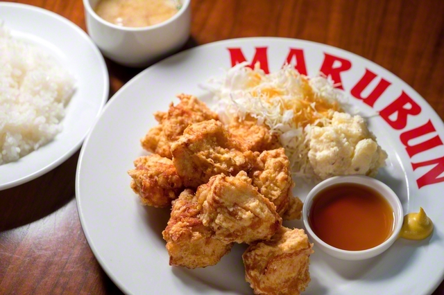 とり天（5個880円）は、50年以上も続くマルブンの名物。単品に385円プラスすれば、スープ、ライス付きの「マルブン定食」として味わえる