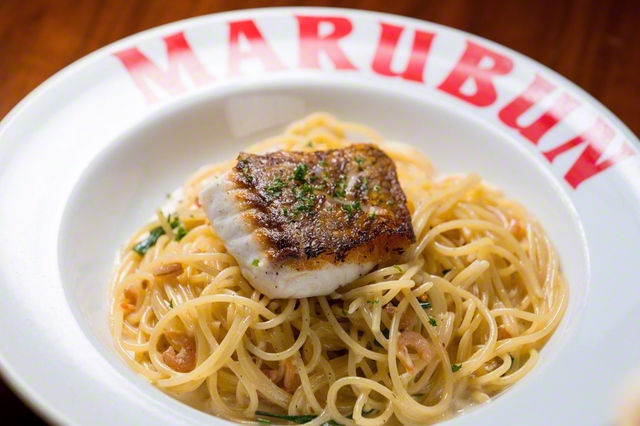 宇和島・徳弘さんの日本一の養殖鯛の鯛一郎クンと干しエビのパスタ“白”（レギュラー2090円）。レモンクリームソースがおいしい