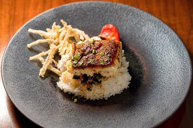 焦がしバター醤油　五代目　鯛めし（1870円）。鯛は皮目をパリッと焼き、身を蒸し焼きにして、ふわっとジューシーな仕上がりに。高級バターと300年の歴史を誇る地元産醤油を使った焦がしバター醤油がうまさのポイント