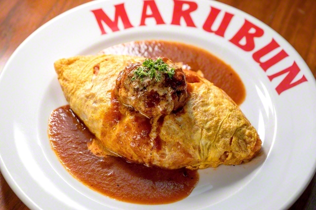 ハンバーグオムライス（1650円）。薄焼き卵で巻いた昔ながらのオムライスに特製デミグラスソースとハンバーグをトッピング