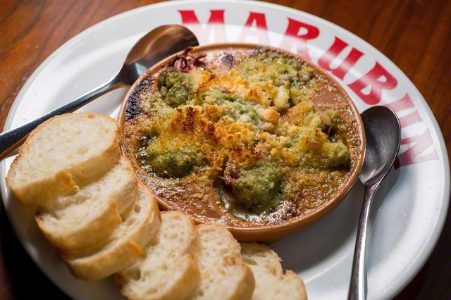魚介類の“アツアツ”ガーリックバター焼き（1320円）。小エビ、イイダコ、イカゲソをエスカルゴバター焼き風にアレンジ