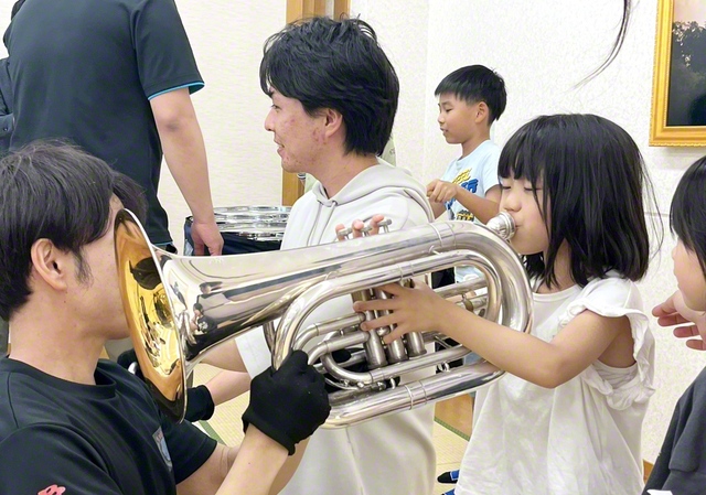 子どもたちが夢中になって音を鳴らす。音楽隊が楽器体験会を開いた