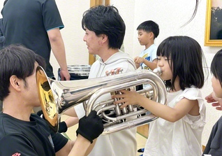 子どもたちが夢中になって音を鳴らす。音楽隊が楽器体験会を開いた