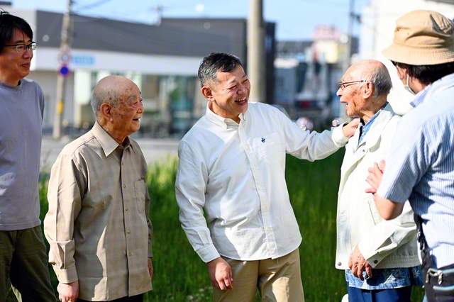 「縁する人をみんな笑顔にしたい」と中上さん（写真中央）