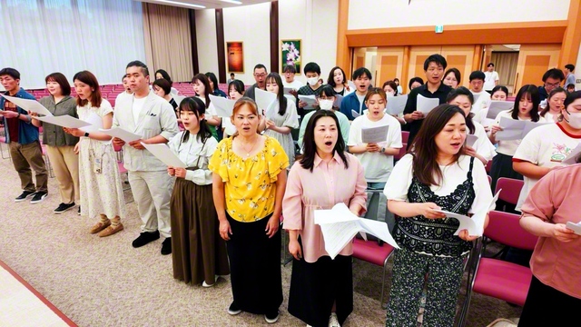 合唱部門では、皆で合唱曲「正義の旗　平和の心」を練習した（同）