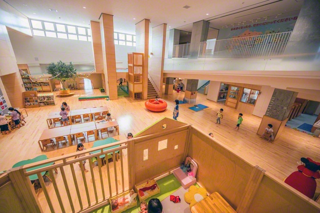1階の「なかよし広場」。子どもたちの笑い声が響く