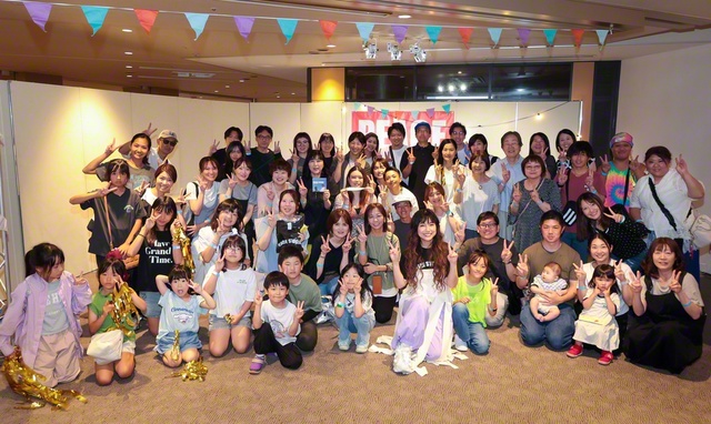 島谷ひとみさんと参加者が笑顔で（14日、広島市中区で）