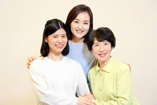 右から那須女性部長、清水池田華陽会委員長、桜木九州女性部主任部長