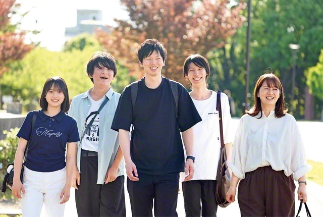 温かな太陽の光とみずみずしい緑がまぶしい。石原さん（中央）と妻・朋子さん（右端）の傍らには、長男・詩太さん（右から2番目）、次男・優詩さん（同4人目）、長女・彩花さん（左端）の笑顔が輝く。今は亡き三男・音和くんも皆の心の中にいる。そんな家族の今が、地域の友を明るく照らしている