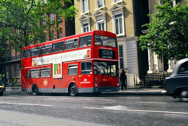 池田先生は1991年6月、イギリスの首都ロンドンで街のシンボルの一つ、赤いダブルデッカー（2階建てバス）を撮影しました。ロンドンは72年と73年、歴史学者のトインビー博士との対談の折、博士の自宅を訪れた思い出の地。対談では戦争と平和、宗教の役割などを巡って語り合い、ここから先生の“対話で結ぶ平和旅”が世界へと広がりました
