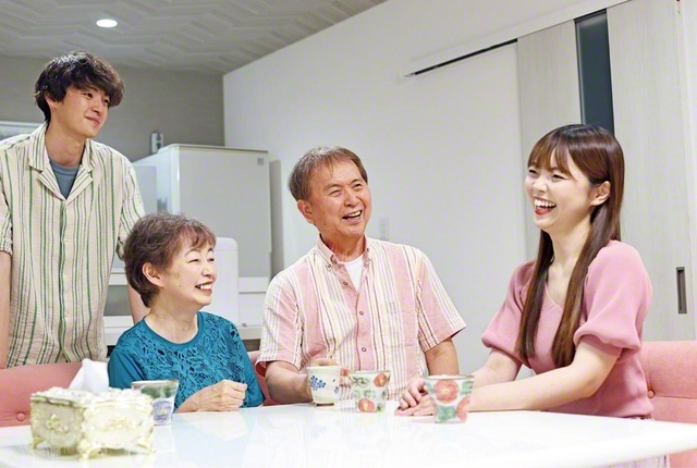 左から長男・翼さん（ニュー・リーダー）、妻・浩子さん、室屋さん、長女・麗華さん（白ゆり長）。室屋さんは今年再就職し、新たな職場でも活躍している