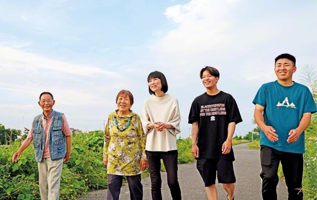 大好きな家族と共に（右から長男・大地さん、次男・幹人さん、曽我さん、母・丸尾惠美子さん、父・丸尾眞吾さん）