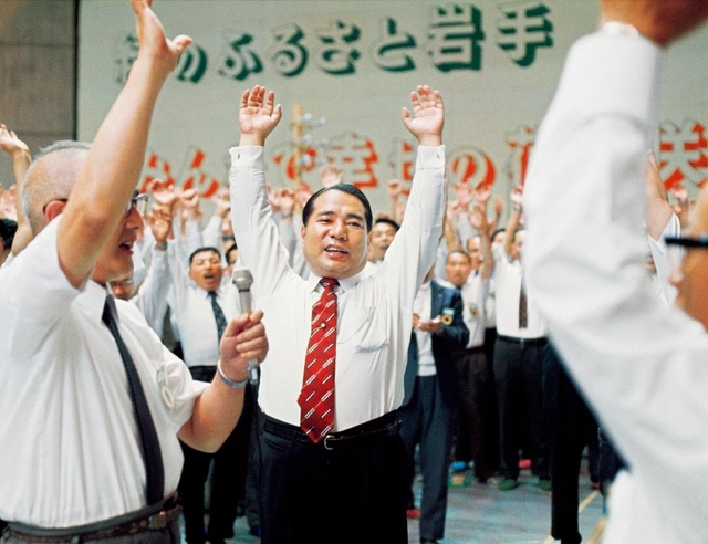 岩手の同志3600人が集った記念撮影会。池田先生は、岩手広布のさらなる発展を願い、参加者と共に万歳を。「皆さまが幸せになれば、私もうれしい。それだけが私の悲願です」と語った（1972年7月14日、岩手県営体育館）