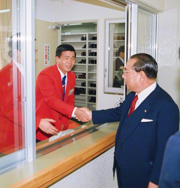 “いつもありがとう”――学会厳護の牙城会メンバーを励ます池田先生（1985年1月、大阪）
