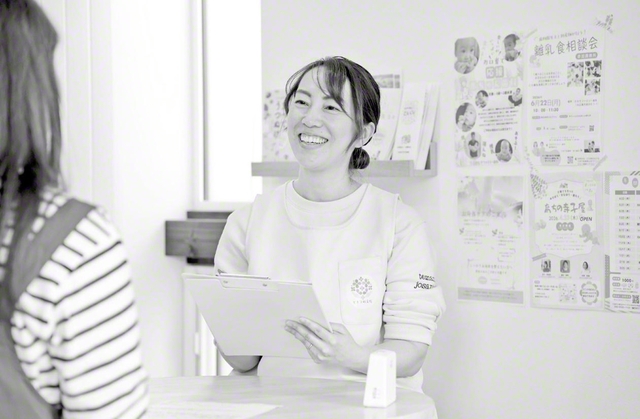 より良いケアを目指して日々、研究を怠らない谷口さん。東洋医学なども学び、生活習慣のアドバイスを送っている。膝を痛めたり乳腺炎を繰り返したりしていた利用者に生活を改善してもらい、整体を続けた。すると見る見る体調が改善し、とても喜ばれた。「“あそこに行ったら元気になれるよ”と言われる助産院になりたいです」と語る