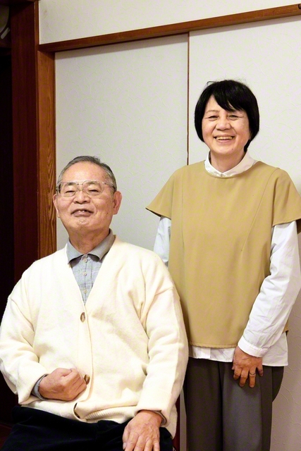 山本さん㊧と妻の夏子さん