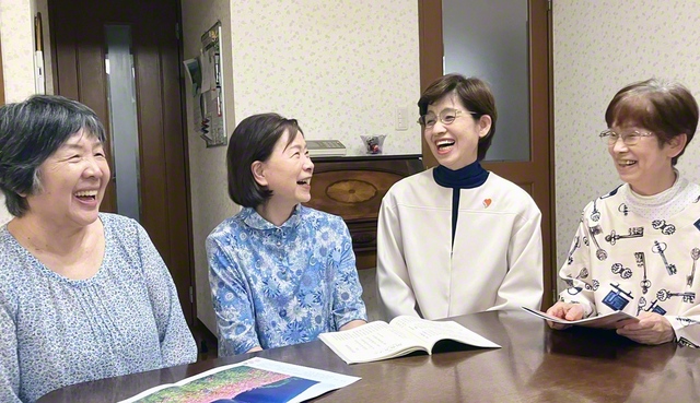 阿部さん（右から2人目）は藤代地区の同志とスクラム固く前進する