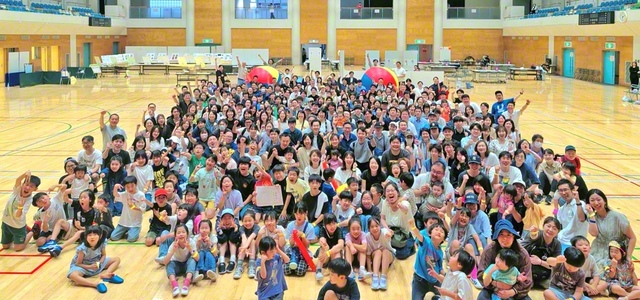 エンディングイベントに参加した友が記念のカメラに
