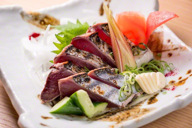 カツオタタキ（時価※1200～1800円）。高知に来たらまずはこれ。にんにく、みょうが、玉ネギとともに。カツオ刺し身もあり