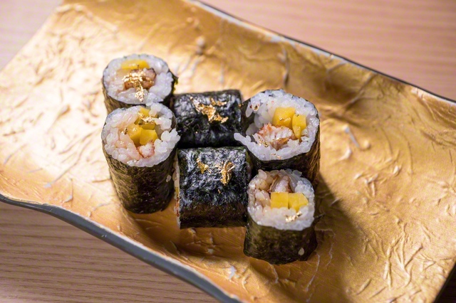 金運うなぎ昇り巻き（680円）。ウナギののり巻きに金粉をかけて提供