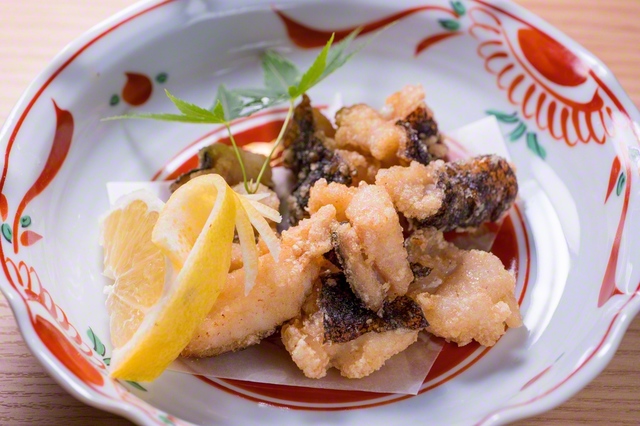 うつぼから揚げ（900円）。高知名物のウツボ料理は限定品。壁の「おすすめ黒板」で見かけたら、ぜひとも注文しておきたい