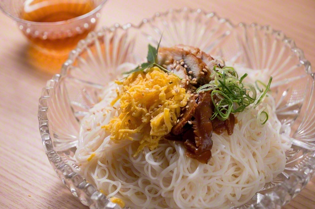 土佐風そうめん（1人前600円※写真は2人前）。四万十川産のウナギをのせて、たっぷりのかつお節を使った特製だしでいただく