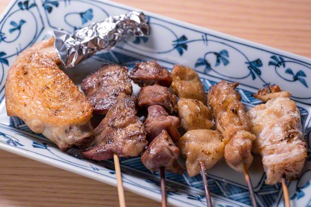 焼きとり盛合6本（900円）。石松名物の串焼きから、せせり、なん
こつ、ぼんじり、手羽先、砂肝、ハートの6本をお得な盛り合わせに