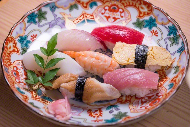 にぎり盛合せ　7貫（1400円）。いか、まぐろ、たまご、かんぱち、ビンチョウまぐろ、エビ、穴子。まずはこちらを食べてから、1貫150円～の単品すしをお好みで追加注文するのがおすすめ。上にぎりもあります