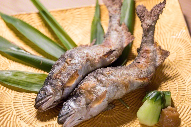 鮎の塩焼き（一尾800円）。高知県の四万十川産のアユを塩焼きで。6月～8月が夏の旬で、禁漁期明けの12月が落ちアユの冬の旬