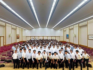 東横浜総県男子部の同志が記念のカメラに（神奈川池田記念講堂で）。奥山総県男子部長が「一人」を大切にする実践を訴え、佐々木東海道青年部長が励ました
