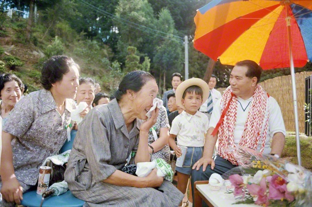 白山総ブロック（当時）の友と語り合う池田先生（1976年7月25日、三重研修道場で）