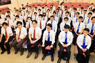 香川総県の創価班、牙城会の友が誓いも高らかに。人間革命の実証を語った体験発表やグループトークで新出発を約し合った（四国池田文化会館で）