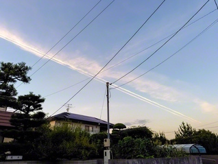 夕方の大空に真っすぐに伸びた2本の飛行機雲（福山市、奥野真由美通信員）