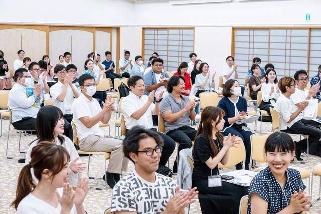 サミット参加者と沖縄の青年世代のメンバーが交流（6月13日、沖縄国際平和会館で）