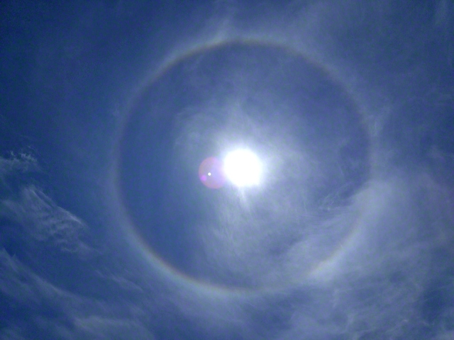 大館市の空に現れた「日暈（ひがさ）」。太陽を囲む大きな光の輪が印象的だった