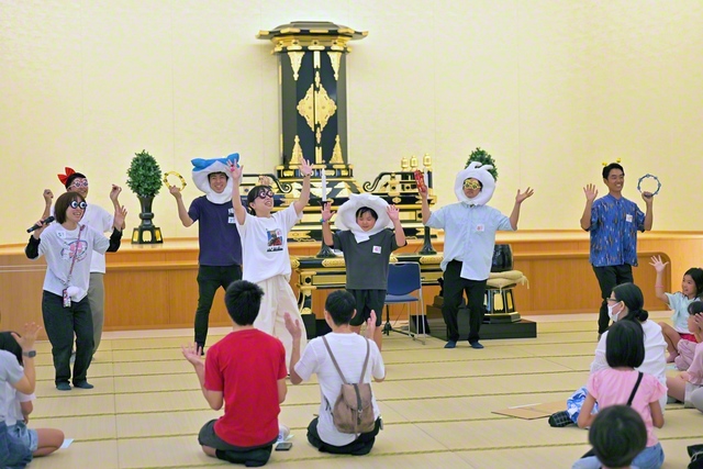 女性部と少女部、男子部の有志が体を張ったダンスで会場を盛り上げた