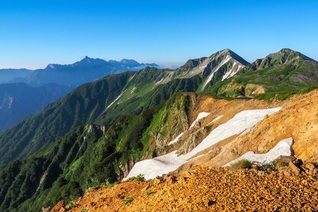 北アルプス最奥部に広がる絶景――美しい稜線がどこまでも続く