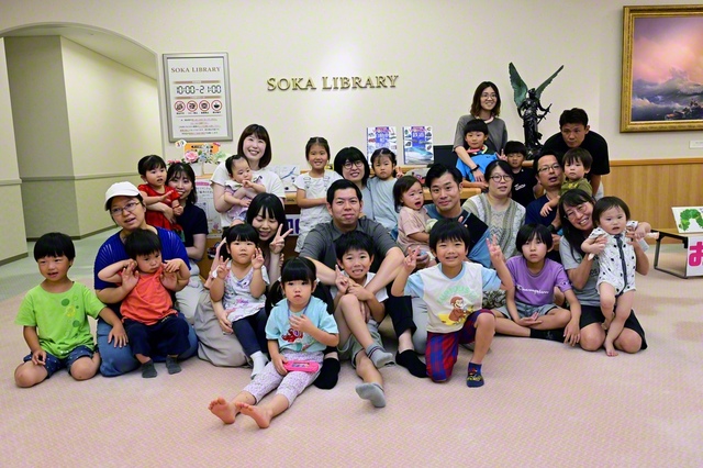 イベントに参加した親子が記念のカメラに（26日、滋賀文化会館で）