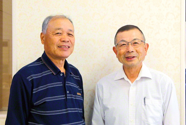スクラム固く進む石川さん㊧と上野地区部長