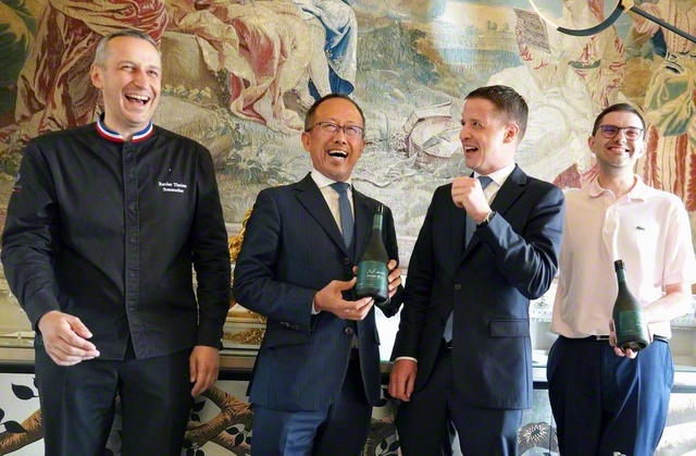 談笑する（左から）グザビエ・チュイザさんと大橋健一さんら＝2日、パリ（共同）