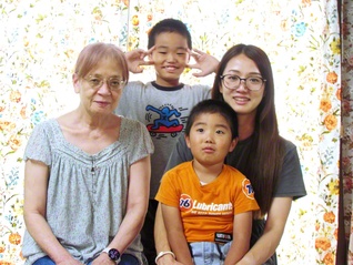 松本さん（左端）が、娘の明子さん（右端）の家族と