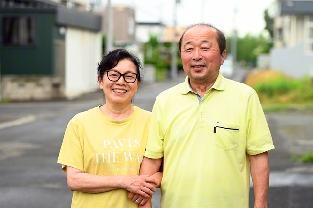 山尾さん㊧と夫の明さん