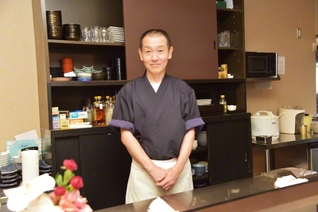 凜とした、たたずまいの村上さん。「お客さまに日本料理で幸せになってもらいたい」と、素材を生かした料理を提供する