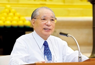 「広布の戦に徹しぬく人は、永遠に福徳豊かで、健康な、仏と同じ生命で生きていくことができる。そのための信仰である」――創価の同志に希望を送る池田先生（2004年11月、東京牧口記念会館）