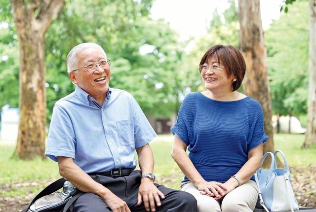二人三脚で共に歩んできた櫻井さん㊧と妻・弥生さん。大学で要職を務めるかたわら、県長や総県長として学会の最前線で友を励まし続けてきた。それは「全て妻のおかげ」と。言葉の端々に、尽きせぬ池田先生への感謝と情熱がほとばしっている